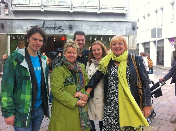 Eiskalt: Sylvia Löhrmann und Claudia Roth in Bielefeld