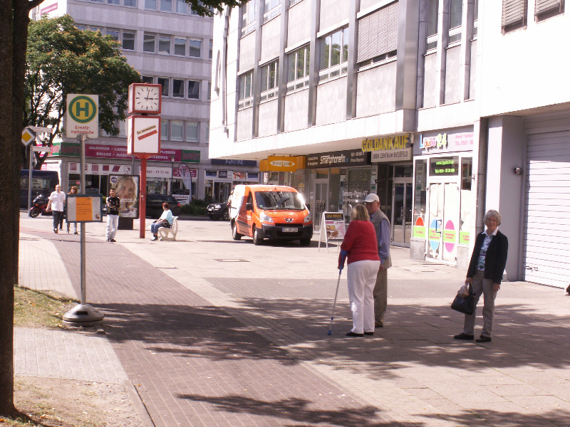 keine Sitzbank an der Haltestelle