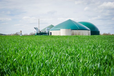 Biogasanlage mit Getreidefeld im Vordergrund