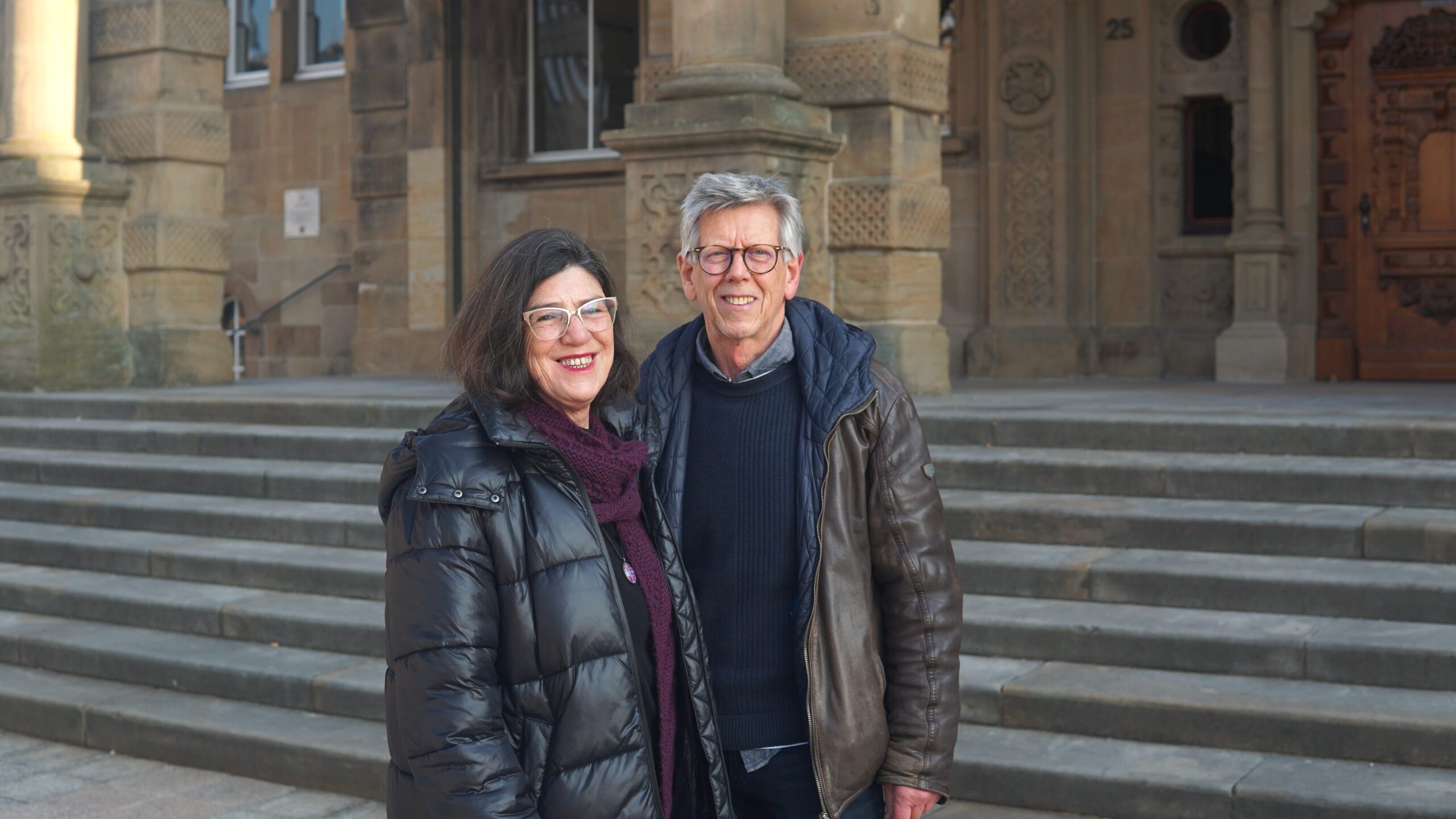 Nilgün und Michael stehen vor dem Bielefelder Rathaus und wollen für den Seniorenrat kandidieren
