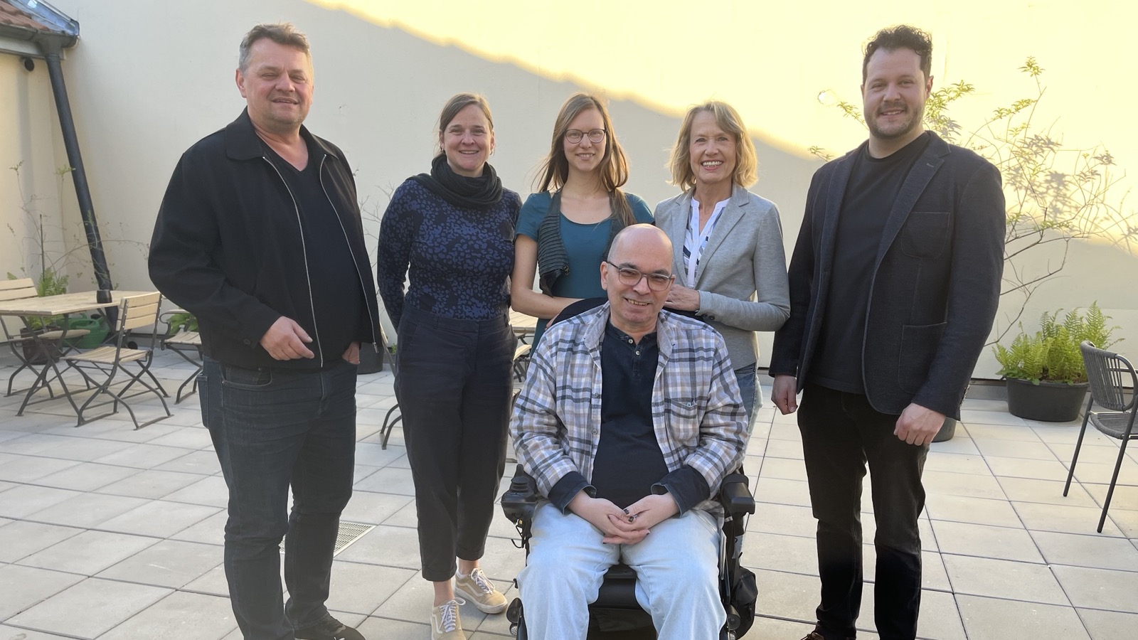 Martin Adamski, Lisa Waimann, Lena Brenstein, Klaus Feurich-Tobien, Brigitte Meier, Dominik Schnell stehen auf der Terasse des Pioneers Clubs.