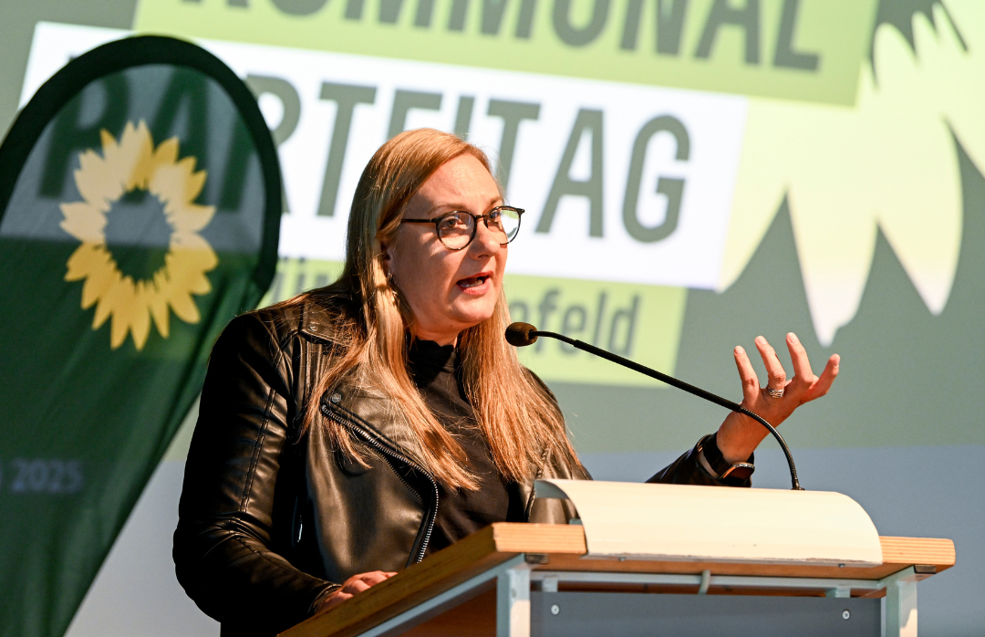 Claudia hält eine Rede