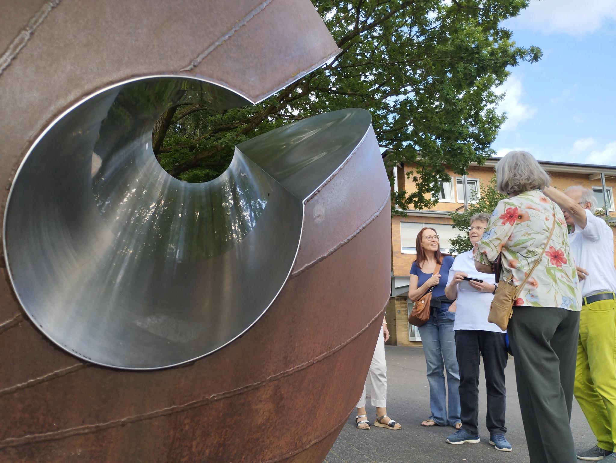 Ein riesige Schelle, die sogar klingel: Die Skulptur „Kugel ‚arcanum rerum‘" von Jörg Bochow.